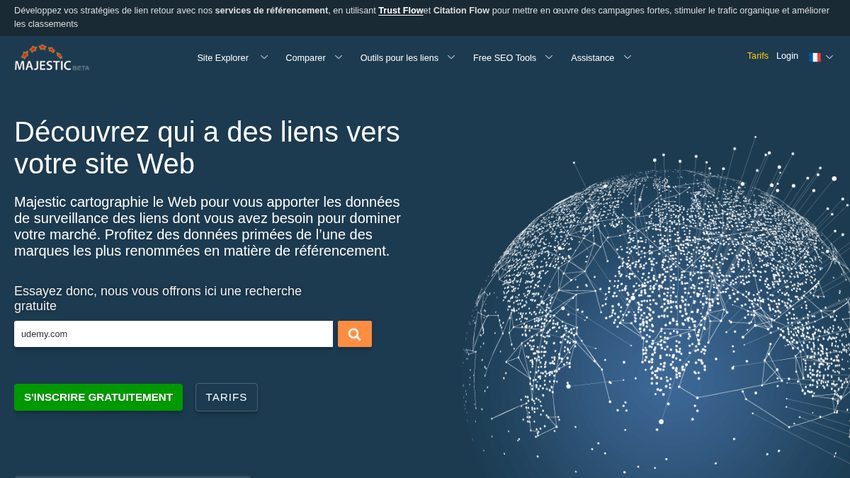 Page d'accueil de Majestic : « Découvrez qui a des liens vers votre site Web », avec une recherche gratuite et les boutons S'inscrire gratuitement et Tarifs